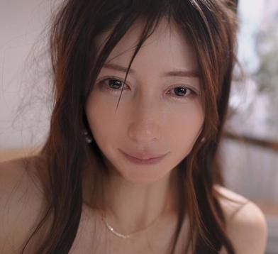 FC2-PPV-4939398 [BT](FC2) 【顔も体も美麗な45歳のシンマ.マ】生活感溢れる自宅でハメ潮吹きまくり。3Pで中出し2発！